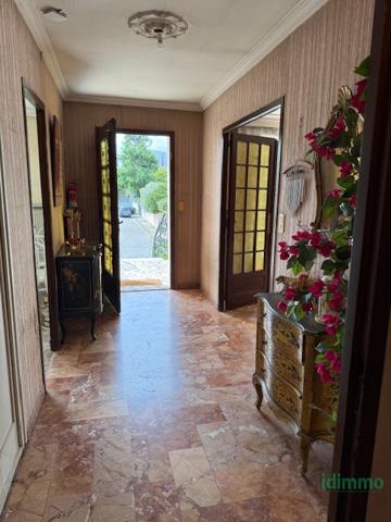 Maison de 259m2 sur 2 niveaux avec 640m2 terrain  Vénissieux (69200)