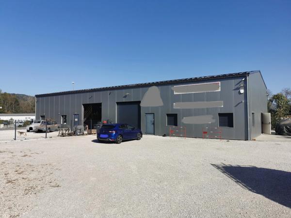 Local d'activité de 150 m2 sur terrain clos de 780 m2 à Saint Laurent du Pont