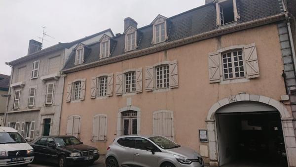 Maison à fort potentiel + hangar de 500m2 centre ville de MAULEON 