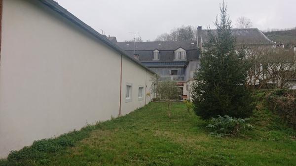 Maison à fort potentiel + hangar de 500m2 centre ville de MAULEON 