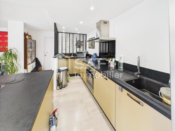 Grand T4 lumineux avec terrasse et garage, au calme et proche de tout.