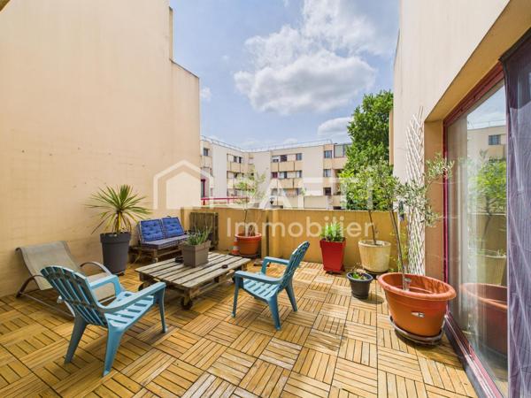 Grand T4 lumineux avec terrasse et garage, au calme et proche de tout.