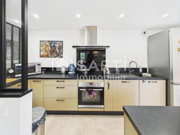 Grand T4 lumineux avec terrasse et garage, au calme et proche de tout.