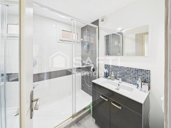 Grand T4 lumineux avec terrasse et garage, au calme et proche de tout.