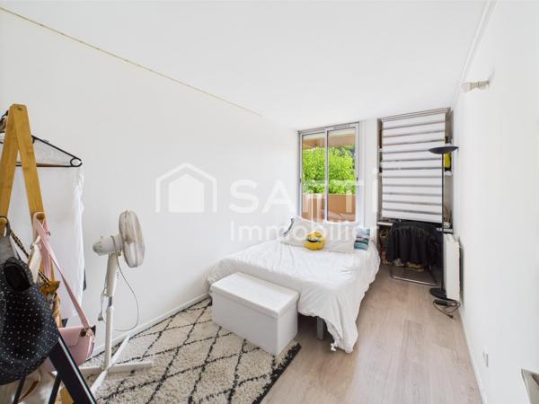 Grand T4 lumineux avec terrasse et garage, au calme et proche de tout.