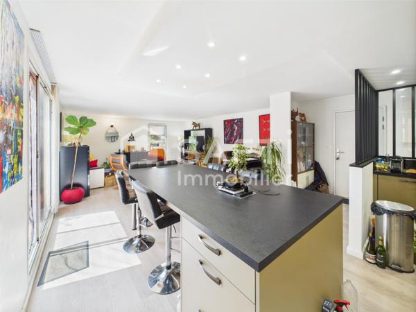 Grand T4 lumineux avec terrasse et garage, au calme et proche de tout.