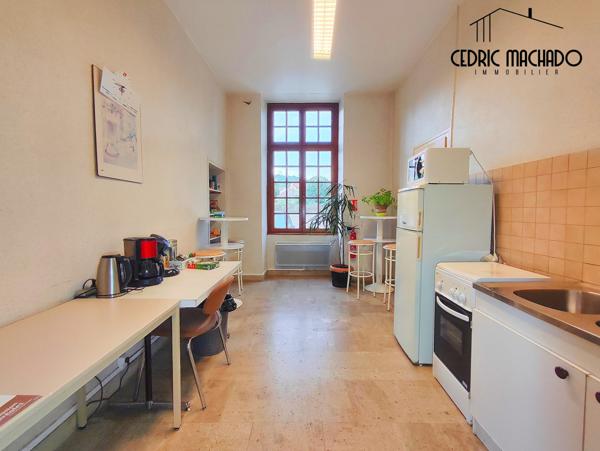 Darcey (21150) Château de 623 m² au cœur de la Côte-d’Or, au sein d’un parc arboré de 2,5 hectares. Actuellement aménagé en b