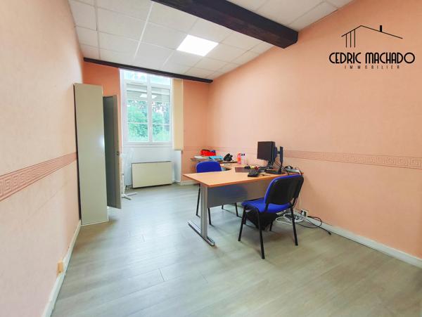 Darcey (21150) Château de 623 m² au cœur de la Côte-d’Or, au sein d’un parc arboré de 2,5 hectares. Actuellement aménagé en b