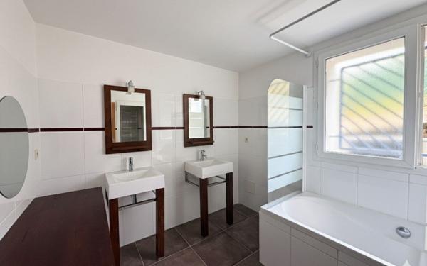 Maison à vendre    5 pièces •  Nîmes