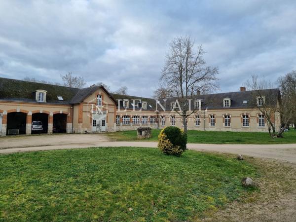 Exceptionnel domaine de plus de 350 hectares aux portes d’Orléans avec logements de rapport