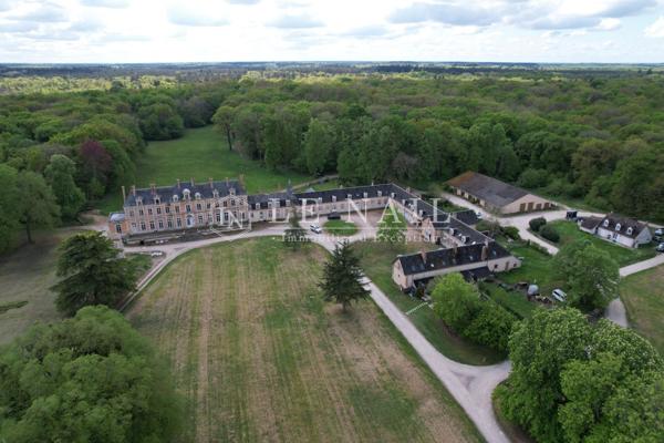 Exceptionnel domaine de plus de 350 hectares aux portes d’Orléans avec logements de rapport