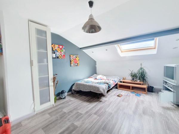 Chamagnieu : Vaste maison familiale de plus de 180 m² habitables et 400 m² au sol ; 4 chambres sur Chamagnieu sur terrain de 1868 m² avec piscine