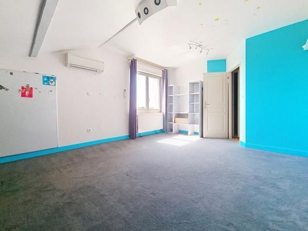 Chamagnieu : Vaste maison familiale de plus de 180 m² habitables et 400 m² au sol ; 4 chambres sur Chamagnieu sur terrain de 1868 m² avec piscine