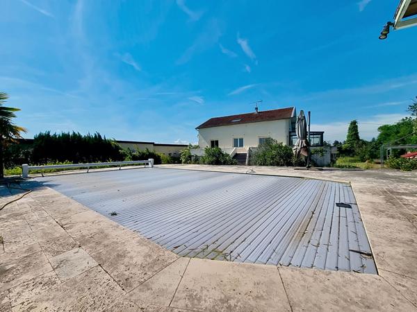 Chamagnieu : Vaste maison familiale de plus de 180 m² habitables et 400 m² au sol ; 4 chambres sur Chamagnieu sur terrain de 1868 m² avec piscine