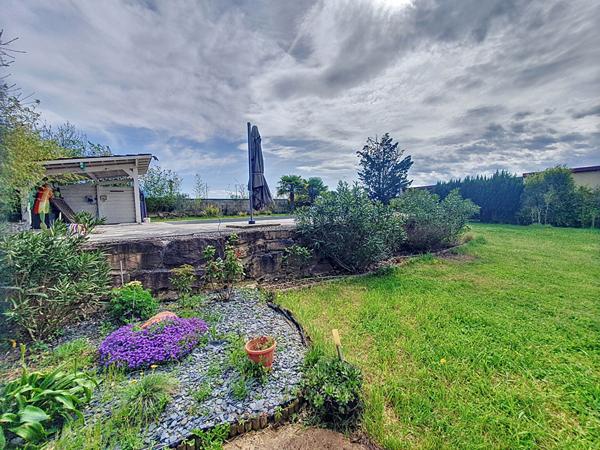 Chamagnieu : Vaste maison familiale de plus de 180 m² habitables et 400 m² au sol ; 4 chambres sur Chamagnieu sur terrain de 1868 m² avec piscine