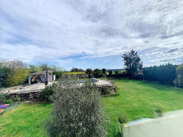 Chamagnieu : Vaste maison familiale de plus de 180 m² habitables et 400 m² au sol ; 4 chambres sur Chamagnieu sur terrain de 1868 m² avec piscine