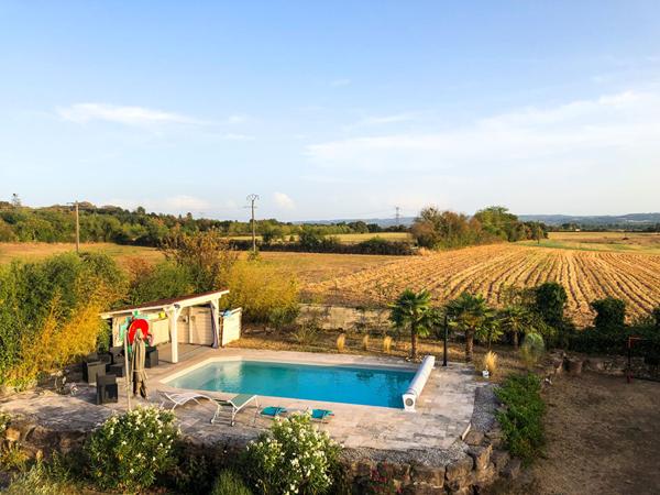 Chamagnieu : Vaste maison familiale de plus de 180 m² habitables et 400 m² au sol ; 4 chambres sur Chamagnieu sur terrain de 1868 m² avec piscine