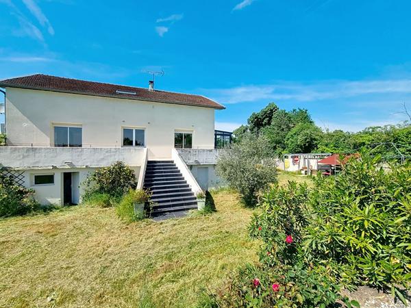 Chamagnieu : Vaste maison familiale de plus de 180 m² habitables et 400 m² au sol ; 4 chambres sur Chamagnieu sur terrain de 1868 m² avec piscine