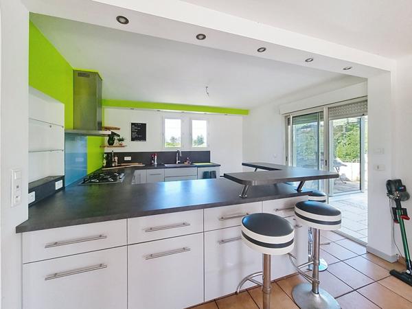 Chamagnieu : Vaste maison familiale de plus de 180 m² habitables et 400 m² au sol ; 4 chambres sur Chamagnieu sur terrain de 1868 m² avec piscine