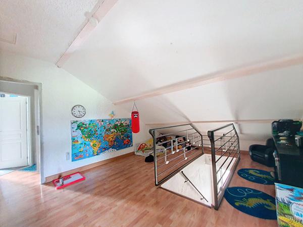 Chamagnieu : Vaste maison familiale de plus de 180 m² habitables et 400 m² au sol ; 4 chambres sur Chamagnieu sur terrain de 1868 m² avec piscine