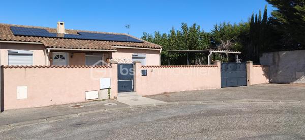 À découvrir, cette agréable maison individuelle de plain-pied d’environ 116 m² habitables, dont une véranda chauffée d’environ 15 m² et un garage attenant de 15 m².
La maison se compose d’un salon-séjour d’environ 32,38 m², d’une cuisine Cuisinella récemment rénovée et équipée de 13,50 m², ainsi que de quatre chambres .
Vous trouverez également une salle de bains avec baignoire et lavabo d’environ 5,36 m², ainsi que des WC indépendants avec lave-mains et douchette hygiénique.

La maison bénéficie de nombreux équipements contribuant au confort quotidien : climatisation gainable, isolation des combles par soufflage, double vitrage et volets roulants autonomes.

Côté énergie, elle est équipée de 14 panneaux photovoltaïques en autoconsommation, permettant de couvrir la consommation électrique du foyer et de bénéficier d’une bonne autonomie énergétique.

Un extérieur aménagé et fonctionnel

La propriété est implantée sur un terrain entièrement clôturé et piscinable, offrant de nombreuses possibilités d’aménagement.

Vous profiterez de plusieurs terrasses extérieurs
• un cabanon d’environ 15 m² ;
• un carport ;
• un barbecue extérieur ;
• un portail électrique.
. un puits

La véranda chauffée d’environ 15 m² constitue également un véritable espace de vie supplémentaire, utilisable toute l’année.

Une maison de plain-pied fonctionnelle, confortable et bien équipée, offrant de beaux espaces de vie, plusieurs espaces extérieurs, une véranda chauffée et une installation photovoltaïque en autoconsommation.

Un bien à découvrir sans tarder.