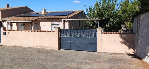 À découvrir, cette agréable maison individuelle de plain-pied d’environ 116 m² habitables, dont une véranda chauffée d’environ 15 m² et un garage attenant de 15 m².
La maison se compose d’un salon-séjour d’environ 32,38 m², d’une cuisine Cuisinella récemment rénovée et équipée de 13,50 m², ainsi que de quatre chambres .
Vous trouverez également une salle de bains avec baignoire et lavabo d’environ 5,36 m², ainsi que des WC indépendants avec lave-mains et douchette hygiénique.

La maison bénéficie de nombreux équipements contribuant au confort quotidien : climatisation gainable, isolation des combles par soufflage, double vitrage et volets roulants autonomes.

Côté énergie, elle est équipée de 14 panneaux photovoltaïques en autoconsommation, permettant de couvrir la consommation électrique du foyer et de bénéficier d’une bonne autonomie énergétique.

Un extérieur aménagé et fonctionnel

La propriété est implantée sur un terrain entièrement clôturé et piscinable, offrant de nombreuses possibilités d’aménagement.

Vous profiterez de plusieurs terrasses extérieurs
• un cabanon d’environ 15 m² ;
• un carport ;
• un barbecue extérieur ;
• un portail électrique.
. un puits

La véranda chauffée d’environ 15 m² constitue également un véritable espace de vie supplémentaire, utilisable toute l’année.

Une maison de plain-pied fonctionnelle, confortable et bien équipée, offrant de beaux espaces de vie, plusieurs espaces extérieurs, une véranda chauffée et une installation photovoltaïque en autoconsommation.

Un bien à découvrir sans tarder.