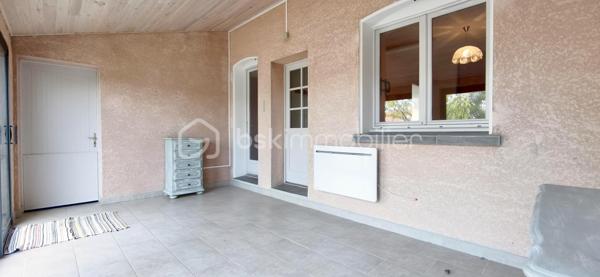 À découvrir, cette agréable maison individuelle de plain-pied d’environ 116 m² habitables, dont une véranda chauffée d’environ 15 m² et un garage attenant de 15 m².
La maison se compose d’un salon-séjour d’environ 32,38 m², d’une cuisine Cuisinella récemment rénovée et équipée de 13,50 m², ainsi que de quatre chambres .
Vous trouverez également une salle de bains avec baignoire et lavabo d’environ 5,36 m², ainsi que des WC indépendants avec lave-mains et douchette hygiénique.

La maison bénéficie de nombreux équipements contribuant au confort quotidien : climatisation gainable, isolation des combles par soufflage, double vitrage et volets roulants autonomes.

Côté énergie, elle est équipée de 14 panneaux photovoltaïques en autoconsommation, permettant de couvrir la consommation électrique du foyer et de bénéficier d’une bonne autonomie énergétique.

Un extérieur aménagé et fonctionnel

La propriété est implantée sur un terrain entièrement clôturé et piscinable, offrant de nombreuses possibilités d’aménagement.

Vous profiterez de plusieurs terrasses extérieurs
• un cabanon d’environ 15 m² ;
• un carport ;
• un barbecue extérieur ;
• un portail électrique.
. un puits

La véranda chauffée d’environ 15 m² constitue également un véritable espace de vie supplémentaire, utilisable toute l’année.

Une maison de plain-pied fonctionnelle, confortable et bien équipée, offrant de beaux espaces de vie, plusieurs espaces extérieurs, une véranda chauffée et une installation photovoltaïque en autoconsommation.

Un bien à découvrir sans tarder.
