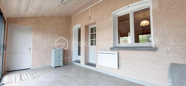 À découvrir, cette agréable maison individuelle de plain-pied d’environ 116 m² habitables, dont une véranda chauffée d’environ 15 m² et un garage attenant de 15 m².
La maison se compose d’un salon-séjour d’environ 32,38 m², d’une cuisine Cuisinella récemment rénovée et équipée de 13,50 m², ainsi que de quatre chambres .
Vous trouverez également une salle de bains avec baignoire et lavabo d’environ 5,36 m², ainsi que des WC indépendants avec lave-mains et douchette hygiénique.

La maison bénéficie de nombreux équipements contribuant au confort quotidien : climatisation gainable, isolation des combles par soufflage, double vitrage et volets roulants autonomes.

Côté énergie, elle est équipée de 14 panneaux photovoltaïques en autoconsommation, permettant de couvrir la consommation électrique du foyer et de bénéficier d’une bonne autonomie énergétique.

Un extérieur aménagé et fonctionnel

La propriété est implantée sur un terrain entièrement clôturé et piscinable, offrant de nombreuses possibilités d’aménagement.

Vous profiterez de plusieurs terrasses extérieurs
• un cabanon d’environ 15 m² ;
• un carport ;
• un barbecue extérieur ;
• un portail électrique.
. un puits

La véranda chauffée d’environ 15 m² constitue également un véritable espace de vie supplémentaire, utilisable toute l’année.

Une maison de plain-pied fonctionnelle, confortable et bien équipée, offrant de beaux espaces de vie, plusieurs espaces extérieurs, une véranda chauffée et une installation photovoltaïque en autoconsommation.

Un bien à découvrir sans tarder.