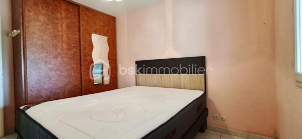 À découvrir, cette agréable maison individuelle de plain-pied d’environ 116 m² habitables, dont une véranda chauffée d’environ 15 m² et un garage attenant de 15 m².
La maison se compose d’un salon-séjour d’environ 32,38 m², d’une cuisine Cuisinella récemment rénovée et équipée de 13,50 m², ainsi que de quatre chambres .
Vous trouverez également une salle de bains avec baignoire et lavabo d’environ 5,36 m², ainsi que des WC indépendants avec lave-mains et douchette hygiénique.

La maison bénéficie de nombreux équipements contribuant au confort quotidien : climatisation gainable, isolation des combles par soufflage, double vitrage et volets roulants autonomes.

Côté énergie, elle est équipée de 14 panneaux photovoltaïques en autoconsommation, permettant de couvrir la consommation électrique du foyer et de bénéficier d’une bonne autonomie énergétique.

Un extérieur aménagé et fonctionnel

La propriété est implantée sur un terrain entièrement clôturé et piscinable, offrant de nombreuses possibilités d’aménagement.

Vous profiterez de plusieurs terrasses extérieurs
• un cabanon d’environ 15 m² ;
• un carport ;
• un barbecue extérieur ;
• un portail électrique.
. un puits

La véranda chauffée d’environ 15 m² constitue également un véritable espace de vie supplémentaire, utilisable toute l’année.

Une maison de plain-pied fonctionnelle, confortable et bien équipée, offrant de beaux espaces de vie, plusieurs espaces extérieurs, une véranda chauffée et une installation photovoltaïque en autoconsommation.

Un bien à découvrir sans tarder.
