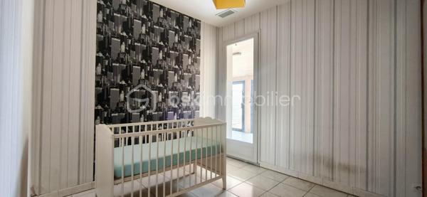 À découvrir, cette agréable maison individuelle de plain-pied d’environ 116 m² habitables, dont une véranda chauffée d’environ 15 m² et un garage attenant de 15 m².
La maison se compose d’un salon-séjour d’environ 32,38 m², d’une cuisine Cuisinella récemment rénovée et équipée de 13,50 m², ainsi que de quatre chambres .
Vous trouverez également une salle de bains avec baignoire et lavabo d’environ 5,36 m², ainsi que des WC indépendants avec lave-mains et douchette hygiénique.

La maison bénéficie de nombreux équipements contribuant au confort quotidien : climatisation gainable, isolation des combles par soufflage, double vitrage et volets roulants autonomes.

Côté énergie, elle est équipée de 14 panneaux photovoltaïques en autoconsommation, permettant de couvrir la consommation électrique du foyer et de bénéficier d’une bonne autonomie énergétique.

Un extérieur aménagé et fonctionnel

La propriété est implantée sur un terrain entièrement clôturé et piscinable, offrant de nombreuses possibilités d’aménagement.

Vous profiterez de plusieurs terrasses extérieurs
• un cabanon d’environ 15 m² ;
• un carport ;
• un barbecue extérieur ;
• un portail électrique.
. un puits

La véranda chauffée d’environ 15 m² constitue également un véritable espace de vie supplémentaire, utilisable toute l’année.

Une maison de plain-pied fonctionnelle, confortable et bien équipée, offrant de beaux espaces de vie, plusieurs espaces extérieurs, une véranda chauffée et une installation photovoltaïque en autoconsommation.

Un bien à découvrir sans tarder.