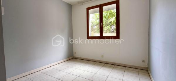 À découvrir, cette agréable maison individuelle de plain-pied d’environ 116 m² habitables, dont une véranda chauffée d’environ 15 m² et un garage attenant de 15 m².
La maison se compose d’un salon-séjour d’environ 32,38 m², d’une cuisine Cuisinella récemment rénovée et équipée de 13,50 m², ainsi que de quatre chambres .
Vous trouverez également une salle de bains avec baignoire et lavabo d’environ 5,36 m², ainsi que des WC indépendants avec lave-mains et douchette hygiénique.

La maison bénéficie de nombreux équipements contribuant au confort quotidien : climatisation gainable, isolation des combles par soufflage, double vitrage et volets roulants autonomes.

Côté énergie, elle est équipée de 14 panneaux photovoltaïques en autoconsommation, permettant de couvrir la consommation électrique du foyer et de bénéficier d’une bonne autonomie énergétique.

Un extérieur aménagé et fonctionnel

La propriété est implantée sur un terrain entièrement clôturé et piscinable, offrant de nombreuses possibilités d’aménagement.

Vous profiterez de plusieurs terrasses extérieurs
• un cabanon d’environ 15 m² ;
• un carport ;
• un barbecue extérieur ;
• un portail électrique.
. un puits

La véranda chauffée d’environ 15 m² constitue également un véritable espace de vie supplémentaire, utilisable toute l’année.

Une maison de plain-pied fonctionnelle, confortable et bien équipée, offrant de beaux espaces de vie, plusieurs espaces extérieurs, une véranda chauffée et une installation photovoltaïque en autoconsommation.

Un bien à découvrir sans tarder.