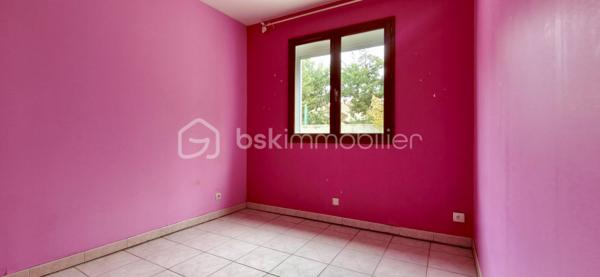 À découvrir, cette agréable maison individuelle de plain-pied d’environ 116 m² habitables, dont une véranda chauffée d’environ 15 m² et un garage attenant de 15 m².
La maison se compose d’un salon-séjour d’environ 32,38 m², d’une cuisine Cuisinella récemment rénovée et équipée de 13,50 m², ainsi que de quatre chambres .
Vous trouverez également une salle de bains avec baignoire et lavabo d’environ 5,36 m², ainsi que des WC indépendants avec lave-mains et douchette hygiénique.

La maison bénéficie de nombreux équipements contribuant au confort quotidien : climatisation gainable, isolation des combles par soufflage, double vitrage et volets roulants autonomes.

Côté énergie, elle est équipée de 14 panneaux photovoltaïques en autoconsommation, permettant de couvrir la consommation électrique du foyer et de bénéficier d’une bonne autonomie énergétique.

Un extérieur aménagé et fonctionnel

La propriété est implantée sur un terrain entièrement clôturé et piscinable, offrant de nombreuses possibilités d’aménagement.

Vous profiterez de plusieurs terrasses extérieurs
• un cabanon d’environ 15 m² ;
• un carport ;
• un barbecue extérieur ;
• un portail électrique.
. un puits

La véranda chauffée d’environ 15 m² constitue également un véritable espace de vie supplémentaire, utilisable toute l’année.

Une maison de plain-pied fonctionnelle, confortable et bien équipée, offrant de beaux espaces de vie, plusieurs espaces extérieurs, une véranda chauffée et une installation photovoltaïque en autoconsommation.

Un bien à découvrir sans tarder.