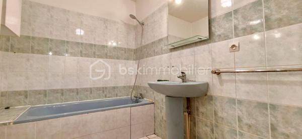 À découvrir, cette agréable maison individuelle de plain-pied d’environ 116 m² habitables, dont une véranda chauffée d’environ 15 m² et un garage attenant de 15 m².
La maison se compose d’un salon-séjour d’environ 32,38 m², d’une cuisine Cuisinella récemment rénovée et équipée de 13,50 m², ainsi que de quatre chambres .
Vous trouverez également une salle de bains avec baignoire et lavabo d’environ 5,36 m², ainsi que des WC indépendants avec lave-mains et douchette hygiénique.

La maison bénéficie de nombreux équipements contribuant au confort quotidien : climatisation gainable, isolation des combles par soufflage, double vitrage et volets roulants autonomes.

Côté énergie, elle est équipée de 14 panneaux photovoltaïques en autoconsommation, permettant de couvrir la consommation électrique du foyer et de bénéficier d’une bonne autonomie énergétique.

Un extérieur aménagé et fonctionnel

La propriété est implantée sur un terrain entièrement clôturé et piscinable, offrant de nombreuses possibilités d’aménagement.

Vous profiterez de plusieurs terrasses extérieurs
• un cabanon d’environ 15 m² ;
• un carport ;
• un barbecue extérieur ;
• un portail électrique.
. un puits

La véranda chauffée d’environ 15 m² constitue également un véritable espace de vie supplémentaire, utilisable toute l’année.

Une maison de plain-pied fonctionnelle, confortable et bien équipée, offrant de beaux espaces de vie, plusieurs espaces extérieurs, une véranda chauffée et une installation photovoltaïque en autoconsommation.

Un bien à découvrir sans tarder.