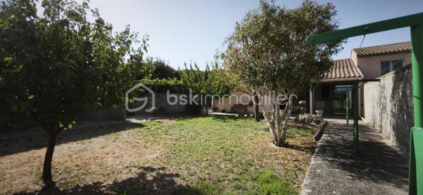 À découvrir, cette agréable maison individuelle de plain-pied d’environ 116 m² habitables, dont une véranda chauffée d’environ 15 m² et un garage attenant de 15 m².
La maison se compose d’un salon-séjour d’environ 32,38 m², d’une cuisine Cuisinella récemment rénovée et équipée de 13,50 m², ainsi que de quatre chambres .
Vous trouverez également une salle de bains avec baignoire et lavabo d’environ 5,36 m², ainsi que des WC indépendants avec lave-mains et douchette hygiénique.

La maison bénéficie de nombreux équipements contribuant au confort quotidien : climatisation gainable, isolation des combles par soufflage, double vitrage et volets roulants autonomes.

Côté énergie, elle est équipée de 14 panneaux photovoltaïques en autoconsommation, permettant de couvrir la consommation électrique du foyer et de bénéficier d’une bonne autonomie énergétique.

Un extérieur aménagé et fonctionnel

La propriété est implantée sur un terrain entièrement clôturé et piscinable, offrant de nombreuses possibilités d’aménagement.

Vous profiterez de plusieurs terrasses extérieurs
• un cabanon d’environ 15 m² ;
• un carport ;
• un barbecue extérieur ;
• un portail électrique.
. un puits

La véranda chauffée d’environ 15 m² constitue également un véritable espace de vie supplémentaire, utilisable toute l’année.

Une maison de plain-pied fonctionnelle, confortable et bien équipée, offrant de beaux espaces de vie, plusieurs espaces extérieurs, une véranda chauffée et une installation photovoltaïque en autoconsommation.

Un bien à découvrir sans tarder.