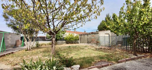À découvrir, cette agréable maison individuelle de plain-pied d’environ 116 m² habitables, dont une véranda chauffée d’environ 15 m² et un garage attenant de 15 m².
La maison se compose d’un salon-séjour d’environ 32,38 m², d’une cuisine Cuisinella récemment rénovée et équipée de 13,50 m², ainsi que de quatre chambres .
Vous trouverez également une salle de bains avec baignoire et lavabo d’environ 5,36 m², ainsi que des WC indépendants avec lave-mains et douchette hygiénique.

La maison bénéficie de nombreux équipements contribuant au confort quotidien : climatisation gainable, isolation des combles par soufflage, double vitrage et volets roulants autonomes.

Côté énergie, elle est équipée de 14 panneaux photovoltaïques en autoconsommation, permettant de couvrir la consommation électrique du foyer et de bénéficier d’une bonne autonomie énergétique.

Un extérieur aménagé et fonctionnel

La propriété est implantée sur un terrain entièrement clôturé et piscinable, offrant de nombreuses possibilités d’aménagement.

Vous profiterez de plusieurs terrasses extérieurs
• un cabanon d’environ 15 m² ;
• un carport ;
• un barbecue extérieur ;
• un portail électrique.
. un puits

La véranda chauffée d’environ 15 m² constitue également un véritable espace de vie supplémentaire, utilisable toute l’année.

Une maison de plain-pied fonctionnelle, confortable et bien équipée, offrant de beaux espaces de vie, plusieurs espaces extérieurs, une véranda chauffée et une installation photovoltaïque en autoconsommation.

Un bien à découvrir sans tarder.