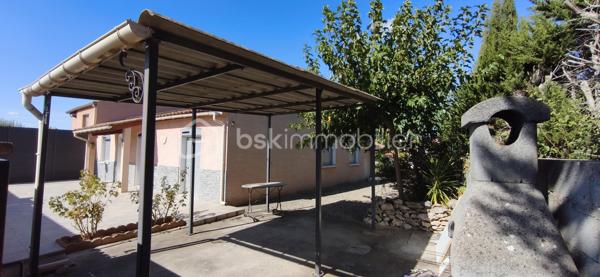 À découvrir, cette agréable maison individuelle de plain-pied d’environ 116 m² habitables, dont une véranda chauffée d’environ 15 m² et un garage attenant de 15 m².
La maison se compose d’un salon-séjour d’environ 32,38 m², d’une cuisine Cuisinella récemment rénovée et équipée de 13,50 m², ainsi que de quatre chambres .
Vous trouverez également une salle de bains avec baignoire et lavabo d’environ 5,36 m², ainsi que des WC indépendants avec lave-mains et douchette hygiénique.

La maison bénéficie de nombreux équipements contribuant au confort quotidien : climatisation gainable, isolation des combles par soufflage, double vitrage et volets roulants autonomes.

Côté énergie, elle est équipée de 14 panneaux photovoltaïques en autoconsommation, permettant de couvrir la consommation électrique du foyer et de bénéficier d’une bonne autonomie énergétique.

Un extérieur aménagé et fonctionnel

La propriété est implantée sur un terrain entièrement clôturé et piscinable, offrant de nombreuses possibilités d’aménagement.

Vous profiterez de plusieurs terrasses extérieurs
• un cabanon d’environ 15 m² ;
• un carport ;
• un barbecue extérieur ;
• un portail électrique.
. un puits

La véranda chauffée d’environ 15 m² constitue également un véritable espace de vie supplémentaire, utilisable toute l’année.

Une maison de plain-pied fonctionnelle, confortable et bien équipée, offrant de beaux espaces de vie, plusieurs espaces extérieurs, une véranda chauffée et une installation photovoltaïque en autoconsommation.

Un bien à découvrir sans tarder.