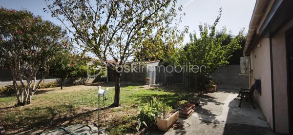 À découvrir, cette agréable maison individuelle de plain-pied d’environ 116 m² habitables, dont une véranda chauffée d’environ 15 m² et un garage attenant de 15 m².
La maison se compose d’un salon-séjour d’environ 32,38 m², d’une cuisine Cuisinella récemment rénovée et équipée de 13,50 m², ainsi que de quatre chambres .
Vous trouverez également une salle de bains avec baignoire et lavabo d’environ 5,36 m², ainsi que des WC indépendants avec lave-mains et douchette hygiénique.

La maison bénéficie de nombreux équipements contribuant au confort quotidien : climatisation gainable, isolation des combles par soufflage, double vitrage et volets roulants autonomes.

Côté énergie, elle est équipée de 14 panneaux photovoltaïques en autoconsommation, permettant de couvrir la consommation électrique du foyer et de bénéficier d’une bonne autonomie énergétique.

Un extérieur aménagé et fonctionnel

La propriété est implantée sur un terrain entièrement clôturé et piscinable, offrant de nombreuses possibilités d’aménagement.

Vous profiterez de plusieurs terrasses extérieurs
• un cabanon d’environ 15 m² ;
• un carport ;
• un barbecue extérieur ;
• un portail électrique.
. un puits

La véranda chauffée d’environ 15 m² constitue également un véritable espace de vie supplémentaire, utilisable toute l’année.

Une maison de plain-pied fonctionnelle, confortable et bien équipée, offrant de beaux espaces de vie, plusieurs espaces extérieurs, une véranda chauffée et une installation photovoltaïque en autoconsommation.

Un bien à découvrir sans tarder.