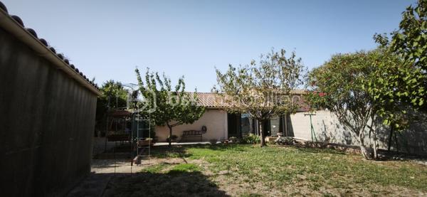 À découvrir, cette agréable maison individuelle de plain-pied d’environ 116 m² habitables, dont une véranda chauffée d’environ 15 m² et un garage attenant de 15 m².
La maison se compose d’un salon-séjour d’environ 32,38 m², d’une cuisine Cuisinella récemment rénovée et équipée de 13,50 m², ainsi que de quatre chambres .
Vous trouverez également une salle de bains avec baignoire et lavabo d’environ 5,36 m², ainsi que des WC indépendants avec lave-mains et douchette hygiénique.

La maison bénéficie de nombreux équipements contribuant au confort quotidien : climatisation gainable, isolation des combles par soufflage, double vitrage et volets roulants autonomes.

Côté énergie, elle est équipée de 14 panneaux photovoltaïques en autoconsommation, permettant de couvrir la consommation électrique du foyer et de bénéficier d’une bonne autonomie énergétique.

Un extérieur aménagé et fonctionnel

La propriété est implantée sur un terrain entièrement clôturé et piscinable, offrant de nombreuses possibilités d’aménagement.

Vous profiterez de plusieurs terrasses extérieurs
• un cabanon d’environ 15 m² ;
• un carport ;
• un barbecue extérieur ;
• un portail électrique.
. un puits

La véranda chauffée d’environ 15 m² constitue également un véritable espace de vie supplémentaire, utilisable toute l’année.

Une maison de plain-pied fonctionnelle, confortable et bien équipée, offrant de beaux espaces de vie, plusieurs espaces extérieurs, une véranda chauffée et une installation photovoltaïque en autoconsommation.

Un bien à découvrir sans tarder.