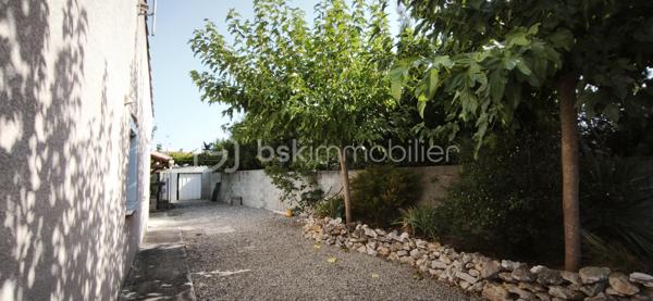 À découvrir, cette agréable maison individuelle de plain-pied d’environ 116 m² habitables, dont une véranda chauffée d’environ 15 m² et un garage attenant de 15 m².
La maison se compose d’un salon-séjour d’environ 32,38 m², d’une cuisine Cuisinella récemment rénovée et équipée de 13,50 m², ainsi que de quatre chambres .
Vous trouverez également une salle de bains avec baignoire et lavabo d’environ 5,36 m², ainsi que des WC indépendants avec lave-mains et douchette hygiénique.

La maison bénéficie de nombreux équipements contribuant au confort quotidien : climatisation gainable, isolation des combles par soufflage, double vitrage et volets roulants autonomes.

Côté énergie, elle est équipée de 14 panneaux photovoltaïques en autoconsommation, permettant de couvrir la consommation électrique du foyer et de bénéficier d’une bonne autonomie énergétique.

Un extérieur aménagé et fonctionnel

La propriété est implantée sur un terrain entièrement clôturé et piscinable, offrant de nombreuses possibilités d’aménagement.

Vous profiterez de plusieurs terrasses extérieurs
• un cabanon d’environ 15 m² ;
• un carport ;
• un barbecue extérieur ;
• un portail électrique.
. un puits

La véranda chauffée d’environ 15 m² constitue également un véritable espace de vie supplémentaire, utilisable toute l’année.

Une maison de plain-pied fonctionnelle, confortable et bien équipée, offrant de beaux espaces de vie, plusieurs espaces extérieurs, une véranda chauffée et une installation photovoltaïque en autoconsommation.

Un bien à découvrir sans tarder.
