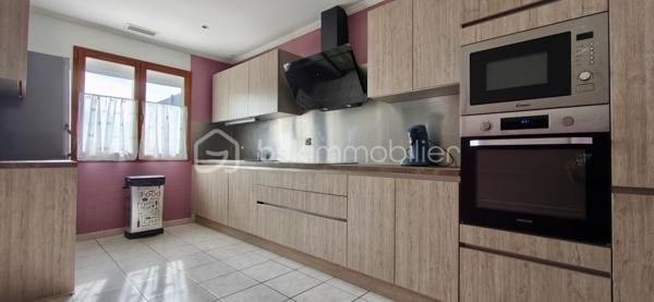 À découvrir, cette agréable maison individuelle de plain-pied d’environ 116 m² habitables, dont une véranda chauffée d’environ 15 m² et un garage attenant de 15 m².
La maison se compose d’un salon-séjour d’environ 32,38 m², d’une cuisine Cuisinella récemment rénovée et équipée de 13,50 m², ainsi que de quatre chambres .
Vous trouverez également une salle de bains avec baignoire et lavabo d’environ 5,36 m², ainsi que des WC indépendants avec lave-mains et douchette hygiénique.

La maison bénéficie de nombreux équipements contribuant au confort quotidien : climatisation gainable, isolation des combles par soufflage, double vitrage et volets roulants autonomes.

Côté énergie, elle est équipée de 14 panneaux photovoltaïques en autoconsommation, permettant de couvrir la consommation électrique du foyer et de bénéficier d’une bonne autonomie énergétique.

Un extérieur aménagé et fonctionnel

La propriété est implantée sur un terrain entièrement clôturé et piscinable, offrant de nombreuses possibilités d’aménagement.

Vous profiterez de plusieurs terrasses extérieurs
• un cabanon d’environ 15 m² ;
• un carport ;
• un barbecue extérieur ;
• un portail électrique.
. un puits

La véranda chauffée d’environ 15 m² constitue également un véritable espace de vie supplémentaire, utilisable toute l’année.

Une maison de plain-pied fonctionnelle, confortable et bien équipée, offrant de beaux espaces de vie, plusieurs espaces extérieurs, une véranda chauffée et une installation photovoltaïque en autoconsommation.

Un bien à découvrir sans tarder.
