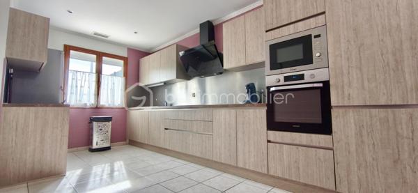 À découvrir, cette agréable maison individuelle de plain-pied d’environ 116 m² habitables, dont une véranda chauffée d’environ 15 m² et un garage attenant de 15 m².
La maison se compose d’un salon-séjour d’environ 32,38 m², d’une cuisine Cuisinella récemment rénovée et équipée de 13,50 m², ainsi que de quatre chambres .
Vous trouverez également une salle de bains avec baignoire et lavabo d’environ 5,36 m², ainsi que des WC indépendants avec lave-mains et douchette hygiénique.

La maison bénéficie de nombreux équipements contribuant au confort quotidien : climatisation gainable, isolation des combles par soufflage, double vitrage et volets roulants autonomes.

Côté énergie, elle est équipée de 14 panneaux photovoltaïques en autoconsommation, permettant de couvrir la consommation électrique du foyer et de bénéficier d’une bonne autonomie énergétique.

Un extérieur aménagé et fonctionnel

La propriété est implantée sur un terrain entièrement clôturé et piscinable, offrant de nombreuses possibilités d’aménagement.

Vous profiterez de plusieurs terrasses extérieurs
• un cabanon d’environ 15 m² ;
• un carport ;
• un barbecue extérieur ;
• un portail électrique.
. un puits

La véranda chauffée d’environ 15 m² constitue également un véritable espace de vie supplémentaire, utilisable toute l’année.

Une maison de plain-pied fonctionnelle, confortable et bien équipée, offrant de beaux espaces de vie, plusieurs espaces extérieurs, une véranda chauffée et une installation photovoltaïque en autoconsommation.

Un bien à découvrir sans tarder.