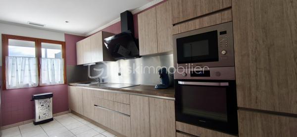 À découvrir, cette agréable maison individuelle de plain-pied d’environ 116 m² habitables, dont une véranda chauffée d’environ 15 m² et un garage attenant de 15 m².
La maison se compose d’un salon-séjour d’environ 32,38 m², d’une cuisine Cuisinella récemment rénovée et équipée de 13,50 m², ainsi que de quatre chambres .
Vous trouverez également une salle de bains avec baignoire et lavabo d’environ 5,36 m², ainsi que des WC indépendants avec lave-mains et douchette hygiénique.

La maison bénéficie de nombreux équipements contribuant au confort quotidien : climatisation gainable, isolation des combles par soufflage, double vitrage et volets roulants autonomes.

Côté énergie, elle est équipée de 14 panneaux photovoltaïques en autoconsommation, permettant de couvrir la consommation électrique du foyer et de bénéficier d’une bonne autonomie énergétique.

Un extérieur aménagé et fonctionnel

La propriété est implantée sur un terrain entièrement clôturé et piscinable, offrant de nombreuses possibilités d’aménagement.

Vous profiterez de plusieurs terrasses extérieurs
• un cabanon d’environ 15 m² ;
• un carport ;
• un barbecue extérieur ;
• un portail électrique.
. un puits

La véranda chauffée d’environ 15 m² constitue également un véritable espace de vie supplémentaire, utilisable toute l’année.

Une maison de plain-pied fonctionnelle, confortable et bien équipée, offrant de beaux espaces de vie, plusieurs espaces extérieurs, une véranda chauffée et une installation photovoltaïque en autoconsommation.

Un bien à découvrir sans tarder.