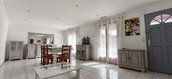 À découvrir, cette agréable maison individuelle de plain-pied d’environ 116 m² habitables, dont une véranda chauffée d’environ 15 m² et un garage attenant de 15 m².
La maison se compose d’un salon-séjour d’environ 32,38 m², d’une cuisine Cuisinella récemment rénovée et équipée de 13,50 m², ainsi que de quatre chambres .
Vous trouverez également une salle de bains avec baignoire et lavabo d’environ 5,36 m², ainsi que des WC indépendants avec lave-mains et douchette hygiénique.

La maison bénéficie de nombreux équipements contribuant au confort quotidien : climatisation gainable, isolation des combles par soufflage, double vitrage et volets roulants autonomes.

Côté énergie, elle est équipée de 14 panneaux photovoltaïques en autoconsommation, permettant de couvrir la consommation électrique du foyer et de bénéficier d’une bonne autonomie énergétique.

Un extérieur aménagé et fonctionnel

La propriété est implantée sur un terrain entièrement clôturé et piscinable, offrant de nombreuses possibilités d’aménagement.

Vous profiterez de plusieurs terrasses extérieurs
• un cabanon d’environ 15 m² ;
• un carport ;
• un barbecue extérieur ;
• un portail électrique.
. un puits

La véranda chauffée d’environ 15 m² constitue également un véritable espace de vie supplémentaire, utilisable toute l’année.

Une maison de plain-pied fonctionnelle, confortable et bien équipée, offrant de beaux espaces de vie, plusieurs espaces extérieurs, une véranda chauffée et une installation photovoltaïque en autoconsommation.

Un bien à découvrir sans tarder.