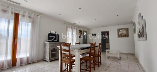 À découvrir, cette agréable maison individuelle de plain-pied d’environ 116 m² habitables, dont une véranda chauffée d’environ 15 m² et un garage attenant de 15 m².
La maison se compose d’un salon-séjour d’environ 32,38 m², d’une cuisine Cuisinella récemment rénovée et équipée de 13,50 m², ainsi que de quatre chambres .
Vous trouverez également une salle de bains avec baignoire et lavabo d’environ 5,36 m², ainsi que des WC indépendants avec lave-mains et douchette hygiénique.

La maison bénéficie de nombreux équipements contribuant au confort quotidien : climatisation gainable, isolation des combles par soufflage, double vitrage et volets roulants autonomes.

Côté énergie, elle est équipée de 14 panneaux photovoltaïques en autoconsommation, permettant de couvrir la consommation électrique du foyer et de bénéficier d’une bonne autonomie énergétique.

Un extérieur aménagé et fonctionnel

La propriété est implantée sur un terrain entièrement clôturé et piscinable, offrant de nombreuses possibilités d’aménagement.

Vous profiterez de plusieurs terrasses extérieurs
• un cabanon d’environ 15 m² ;
• un carport ;
• un barbecue extérieur ;
• un portail électrique.
. un puits

La véranda chauffée d’environ 15 m² constitue également un véritable espace de vie supplémentaire, utilisable toute l’année.

Une maison de plain-pied fonctionnelle, confortable et bien équipée, offrant de beaux espaces de vie, plusieurs espaces extérieurs, une véranda chauffée et une installation photovoltaïque en autoconsommation.

Un bien à découvrir sans tarder.