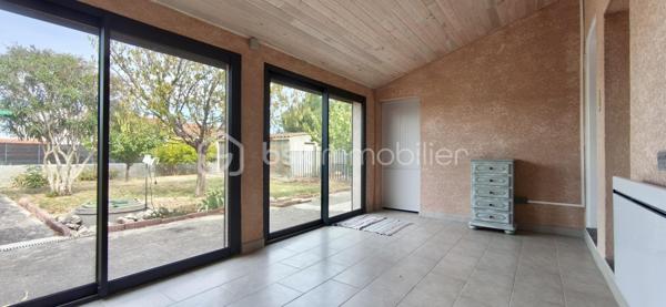 À découvrir, cette agréable maison individuelle de plain-pied d’environ 116 m² habitables, dont une véranda chauffée d’environ 15 m² et un garage attenant de 15 m².
La maison se compose d’un salon-séjour d’environ 32,38 m², d’une cuisine Cuisinella récemment rénovée et équipée de 13,50 m², ainsi que de quatre chambres .
Vous trouverez également une salle de bains avec baignoire et lavabo d’environ 5,36 m², ainsi que des WC indépendants avec lave-mains et douchette hygiénique.

La maison bénéficie de nombreux équipements contribuant au confort quotidien : climatisation gainable, isolation des combles par soufflage, double vitrage et volets roulants autonomes.

Côté énergie, elle est équipée de 14 panneaux photovoltaïques en autoconsommation, permettant de couvrir la consommation électrique du foyer et de bénéficier d’une bonne autonomie énergétique.

Un extérieur aménagé et fonctionnel

La propriété est implantée sur un terrain entièrement clôturé et piscinable, offrant de nombreuses possibilités d’aménagement.

Vous profiterez de plusieurs terrasses extérieurs
• un cabanon d’environ 15 m² ;
• un carport ;
• un barbecue extérieur ;
• un portail électrique.
. un puits

La véranda chauffée d’environ 15 m² constitue également un véritable espace de vie supplémentaire, utilisable toute l’année.

Une maison de plain-pied fonctionnelle, confortable et bien équipée, offrant de beaux espaces de vie, plusieurs espaces extérieurs, une véranda chauffée et une installation photovoltaïque en autoconsommation.

Un bien à découvrir sans tarder.