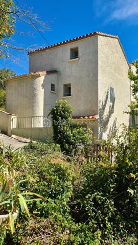 Le charme d’une maison de village rénovée, avec garage et véritable espace extérieur à quelques mètres seulement.

D’une surface d’environ 50 m² habitables, cette maison entièrement rénovée offre un agencement fonctionnel sur deux niveaux.
Au rez-de-chaussée, vous découvrirez une pièce de vie avec cuisine ouverte sur le salon-séjour, ainsi qu’un wc indépendant.
À l’étage, l’espace nuit se compose de deux chambres et d’une salle d’eau.

Un garage d’environ 30 m², non accessible en voiture, offre un espace pratique pour le stockage, un atelier, des vélos ou des deux-roues.
Possibilité de se garer devant la maison.

Un jardin d’environ 420 m² vient compléter le bien : jardin, potager, espace détente ou repas en extérieur selon vos envies.
Un bien idéal pour une résidence principale, un pied-à-terre ou un investissement locatif.
Pas de travaux à prévoir.