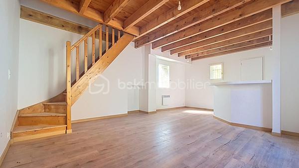 Le charme d’une maison de village rénovée, avec garage et véritable espace extérieur à quelques mètres seulement.

D’une surface d’environ 50 m² habitables, cette maison entièrement rénovée offre un agencement fonctionnel sur deux niveaux.
Au rez-de-chaussée, vous découvrirez une pièce de vie avec cuisine ouverte sur le salon-séjour, ainsi qu’un wc indépendant.
À l’étage, l’espace nuit se compose de deux chambres et d’une salle d’eau.

Un garage d’environ 30 m², non accessible en voiture, offre un espace pratique pour le stockage, un atelier, des vélos ou des deux-roues.
Possibilité de se garer devant la maison.

Un jardin d’environ 420 m² vient compléter le bien : jardin, potager, espace détente ou repas en extérieur selon vos envies.
Un bien idéal pour une résidence principale, un pied-à-terre ou un investissement locatif.
Pas de travaux à prévoir.