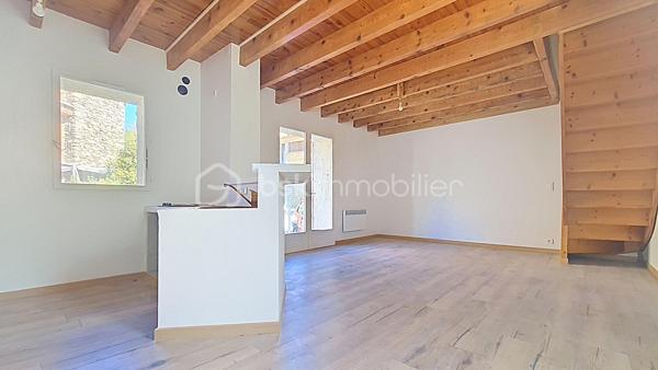 Le charme d’une maison de village rénovée, avec garage et véritable espace extérieur à quelques mètres seulement.

D’une surface d’environ 50 m² habitables, cette maison entièrement rénovée offre un agencement fonctionnel sur deux niveaux.
Au rez-de-chaussée, vous découvrirez une pièce de vie avec cuisine ouverte sur le salon-séjour, ainsi qu’un wc indépendant.
À l’étage, l’espace nuit se compose de deux chambres et d’une salle d’eau.

Un garage d’environ 30 m², non accessible en voiture, offre un espace pratique pour le stockage, un atelier, des vélos ou des deux-roues.
Possibilité de se garer devant la maison.

Un jardin d’environ 420 m² vient compléter le bien : jardin, potager, espace détente ou repas en extérieur selon vos envies.
Un bien idéal pour une résidence principale, un pied-à-terre ou un investissement locatif.
Pas de travaux à prévoir.