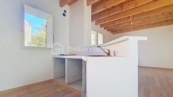 Le charme d’une maison de village rénovée, avec garage et véritable espace extérieur à quelques mètres seulement.

D’une surface d’environ 50 m² habitables, cette maison entièrement rénovée offre un agencement fonctionnel sur deux niveaux.
Au rez-de-chaussée, vous découvrirez une pièce de vie avec cuisine ouverte sur le salon-séjour, ainsi qu’un wc indépendant.
À l’étage, l’espace nuit se compose de deux chambres et d’une salle d’eau.

Un garage d’environ 30 m², non accessible en voiture, offre un espace pratique pour le stockage, un atelier, des vélos ou des deux-roues.
Possibilité de se garer devant la maison.

Un jardin d’environ 420 m² vient compléter le bien : jardin, potager, espace détente ou repas en extérieur selon vos envies.
Un bien idéal pour une résidence principale, un pied-à-terre ou un investissement locatif.
Pas de travaux à prévoir.