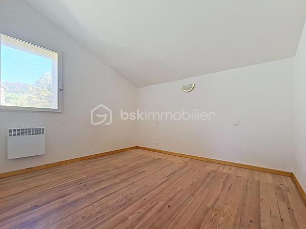 Le charme d’une maison de village rénovée, avec garage et véritable espace extérieur à quelques mètres seulement.

D’une surface d’environ 50 m² habitables, cette maison entièrement rénovée offre un agencement fonctionnel sur deux niveaux.
Au rez-de-chaussée, vous découvrirez une pièce de vie avec cuisine ouverte sur le salon-séjour, ainsi qu’un wc indépendant.
À l’étage, l’espace nuit se compose de deux chambres et d’une salle d’eau.

Un garage d’environ 30 m², non accessible en voiture, offre un espace pratique pour le stockage, un atelier, des vélos ou des deux-roues.
Possibilité de se garer devant la maison.

Un jardin d’environ 420 m² vient compléter le bien : jardin, potager, espace détente ou repas en extérieur selon vos envies.
Un bien idéal pour une résidence principale, un pied-à-terre ou un investissement locatif.
Pas de travaux à prévoir.